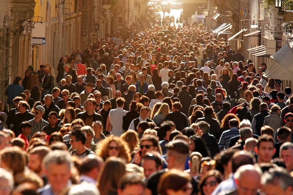 Multidão andando pela cidade