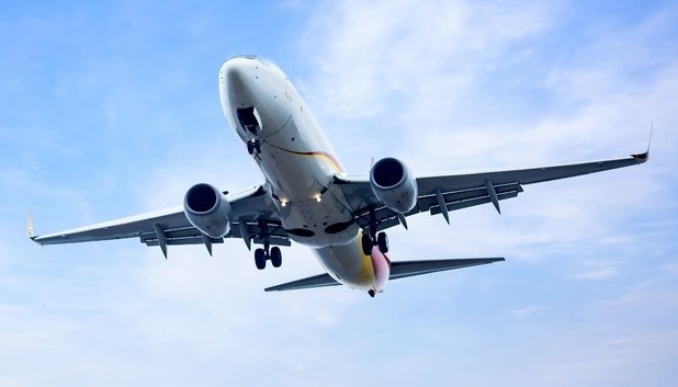 Avião no céu