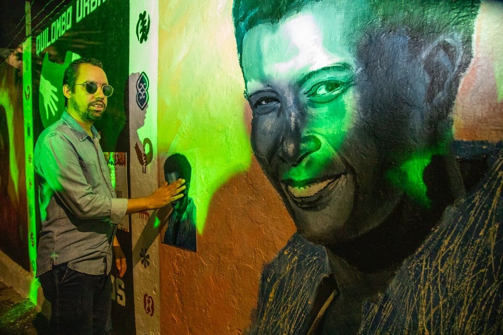 Lucas Aribé tocando a obra com miniaturas táteis