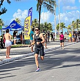 Atleta correndo na competição de Triatlo 