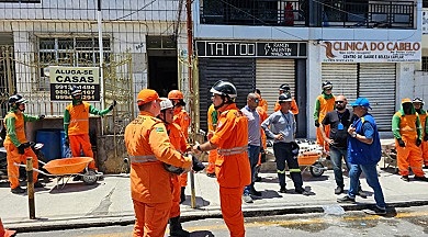 Explosão de botijão de gás, desabamento em Santo Antônio, operação de resgate, Corpo de Bombeiros, Defesa Civil, emergência em Aracaju, tragédia residencial, segurança com gás, resposta a desastres, vazamento de gás, investigação de explosão.