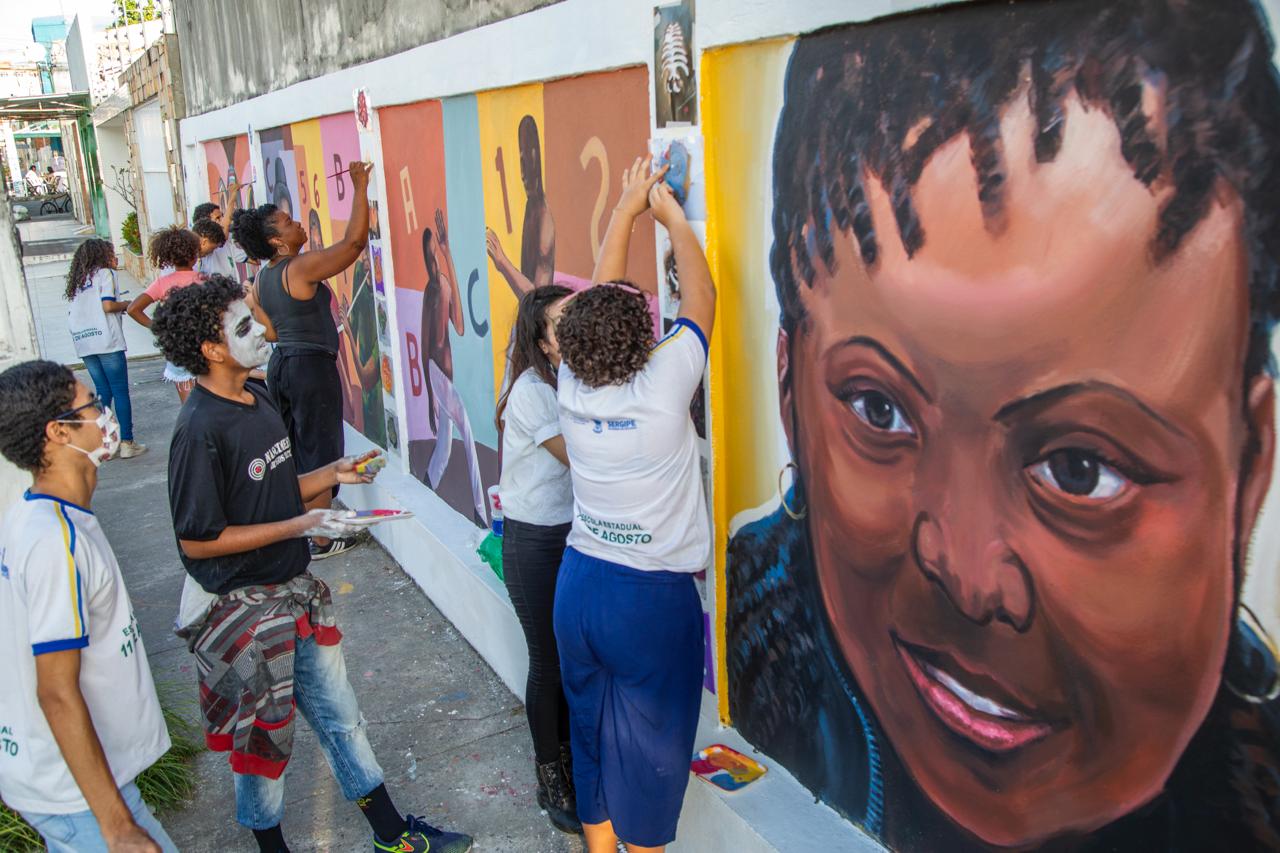 Jovens da comunidade de estudantes do Colégio 112 de agosto também participaram do processo de pintura / Foto Diego DiSouza