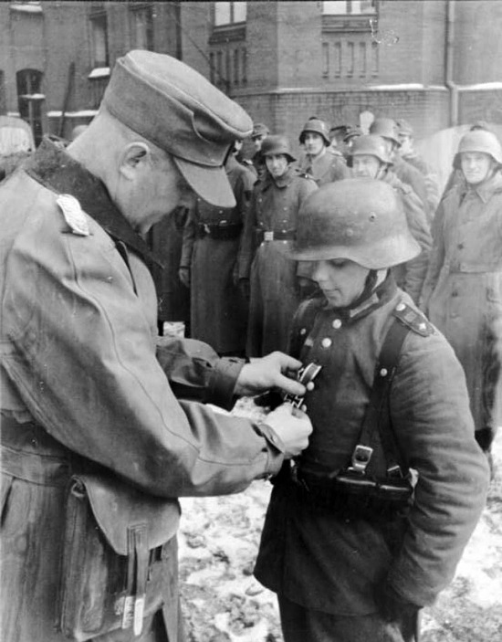 Artur Axmann condecora Willi Hübner 