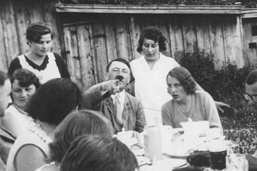 Hitler em refeição ao lado da sobrinha 