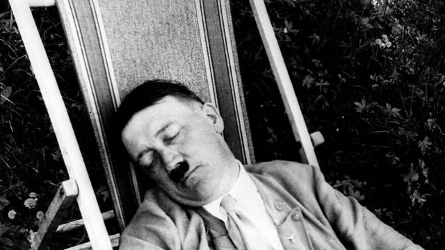 Hitler dormindo na espreguiçadeira