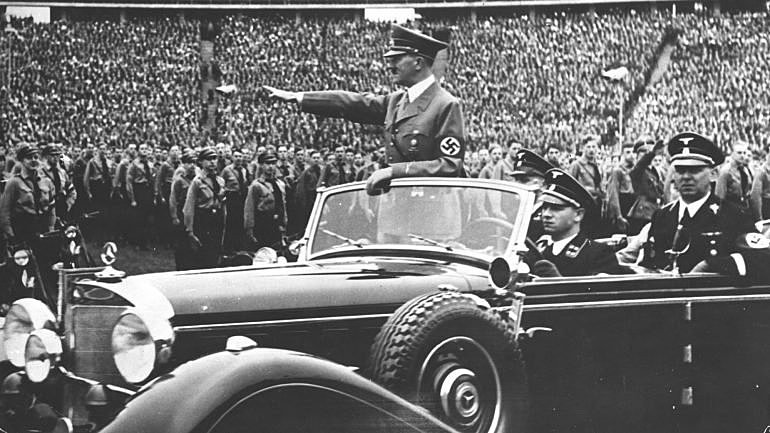Hitler desfilando em carro aberto em desfile militar