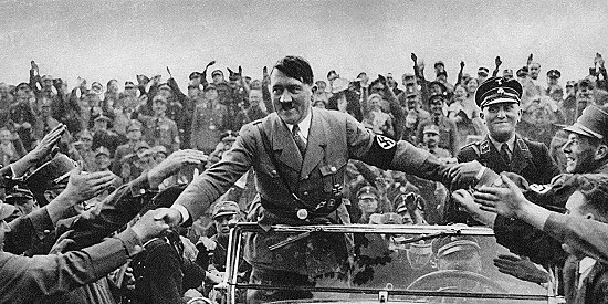 Hitler desfilando em carro aberto