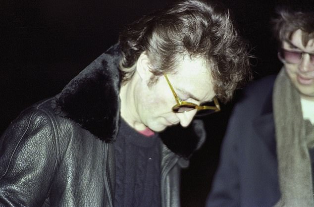 John Lennon dando autógrafo a Mark Chapman