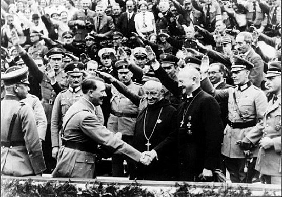Hitler cumprimenta religiosos em solenidade pública 