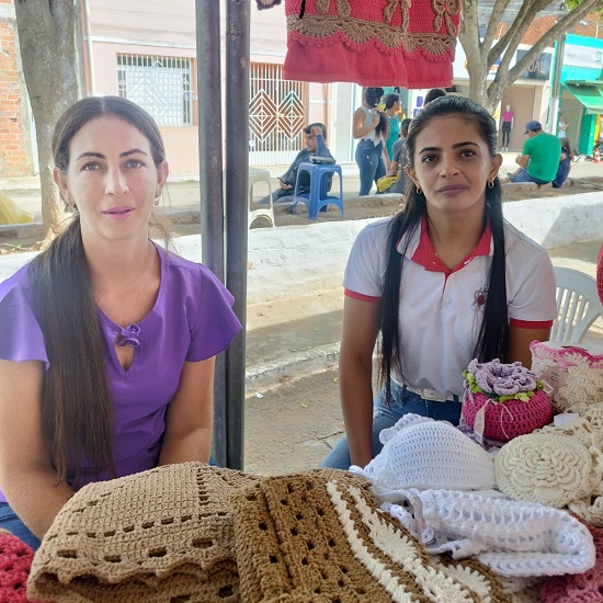Mulheres vendendo renda em banca de feira