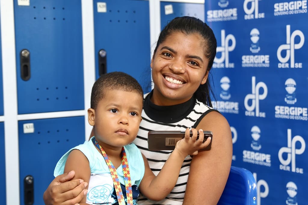 Islaine Santana e seu filho Vinícius Gabriel