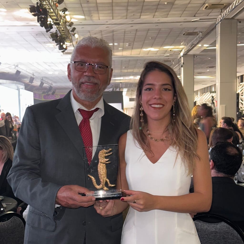  Antônio Mamede e Rafaella Mamede com o troféu do Prêmio Caio 2024 (Foto:CCAM)