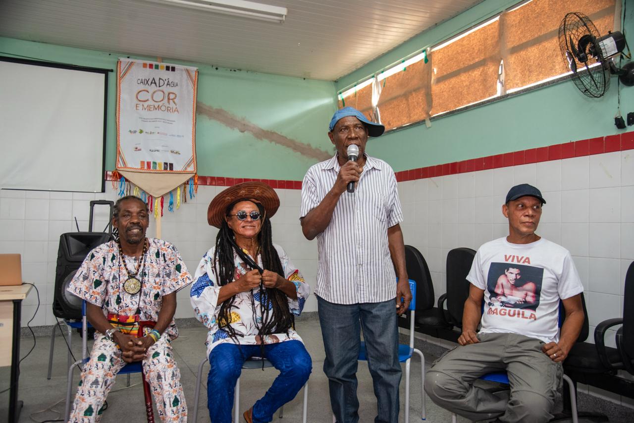 Roda de conversa contou com presenças de Mestre Saci Quilombola e Tonho Baixinho, artistas da comunidade, e de Everton e Elias Santos, autores das obras / Foto: Saulo Coelho