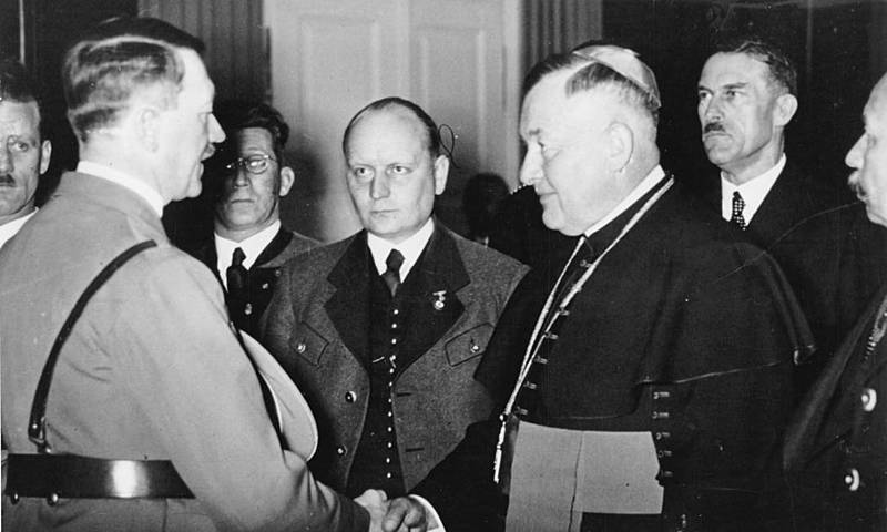 Hitler cumprimenta bispo em solenidade fechada
