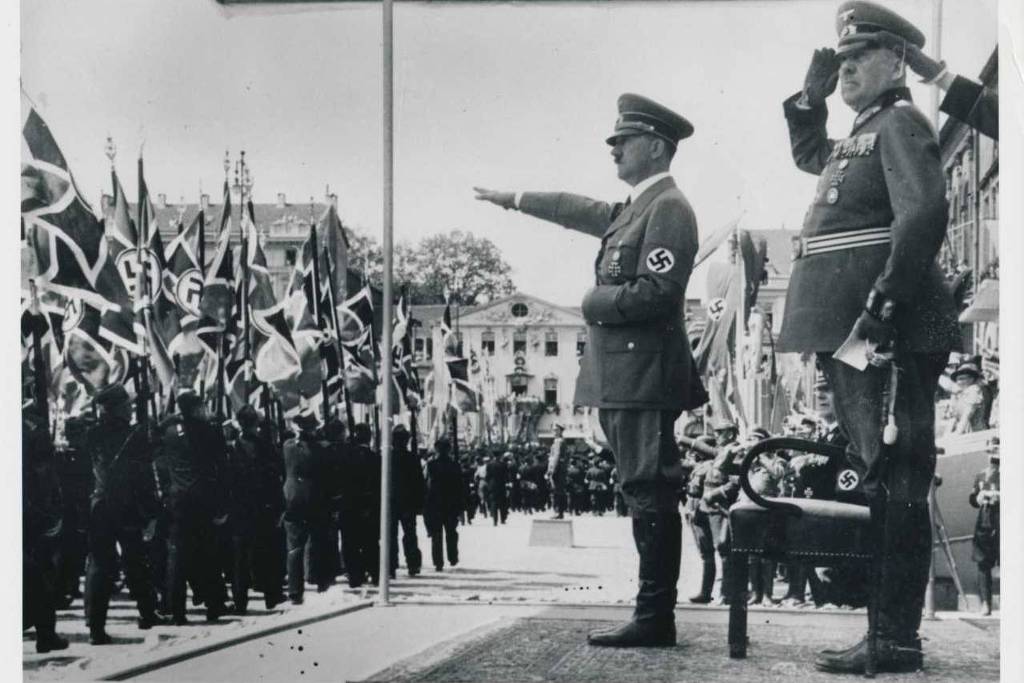 Adolf Hitler repassa as tropas