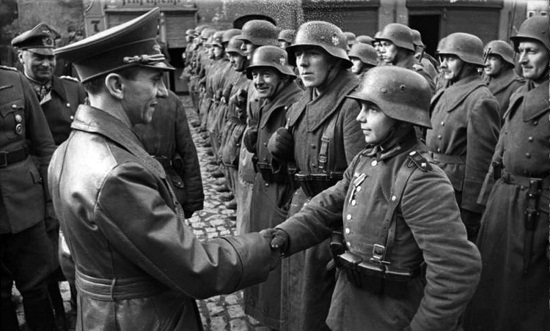 Goebbels parabenizando Willi Hubner da Juventude Hitlerista