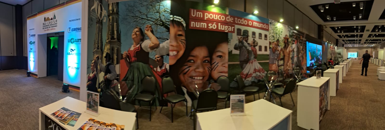 Estandes montados no salão de eventos do shopping 