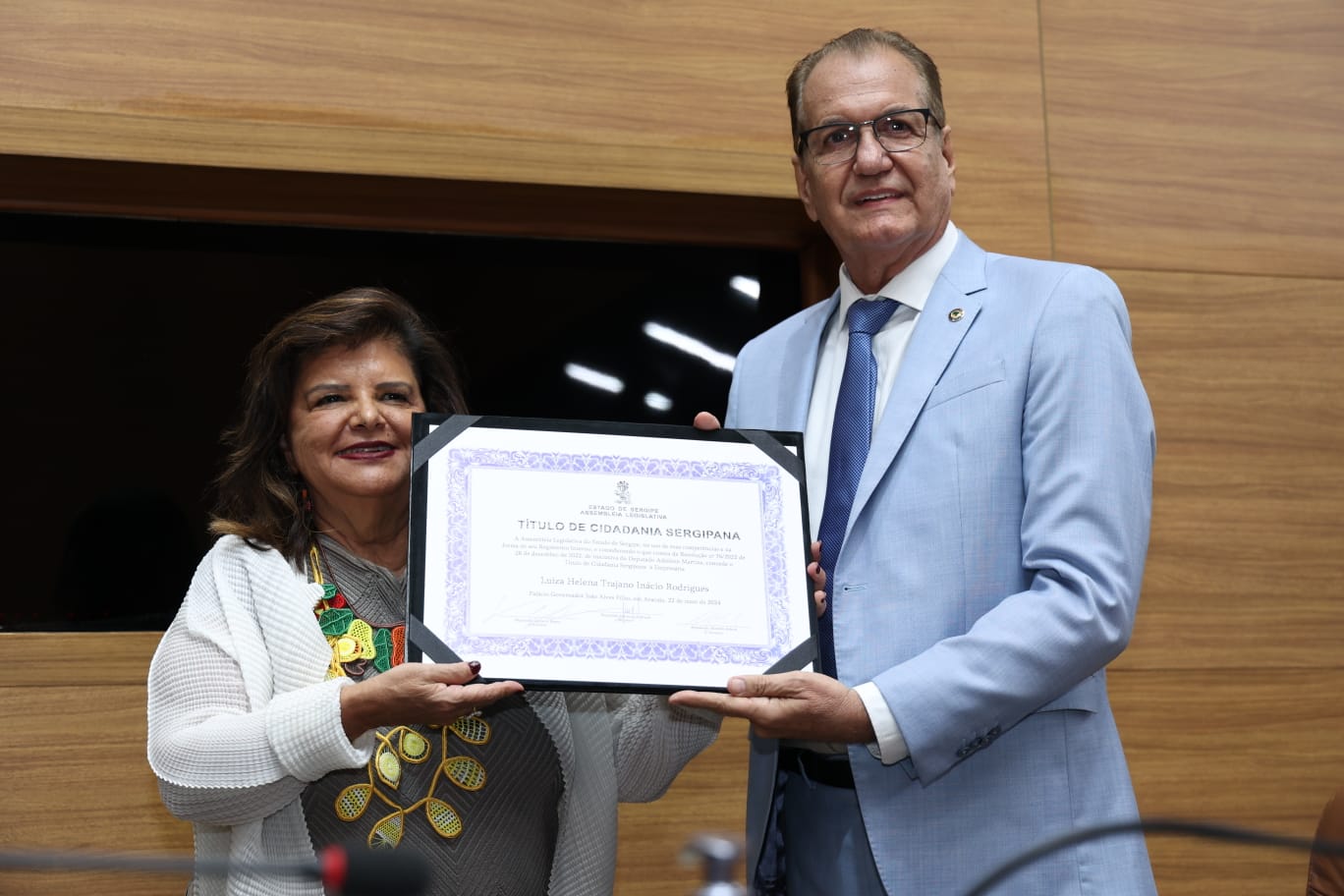 Luiza Helena Trajano recebendo o título