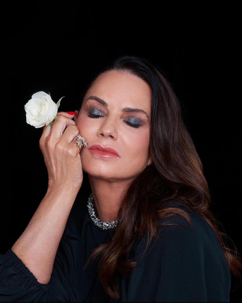 Luiza Brunet segurando uma rosa