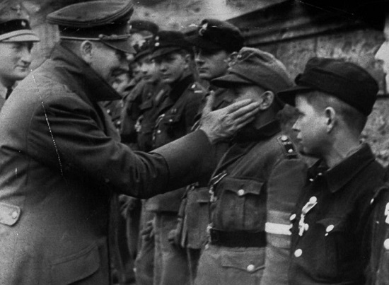 Hitler cumprimenta membros da Juventude Hitlerista